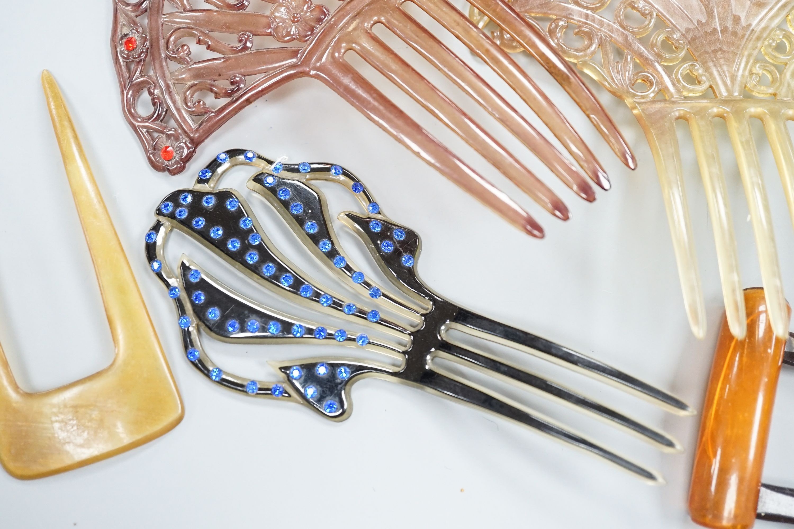 Three paste set hair combs and six others (9)